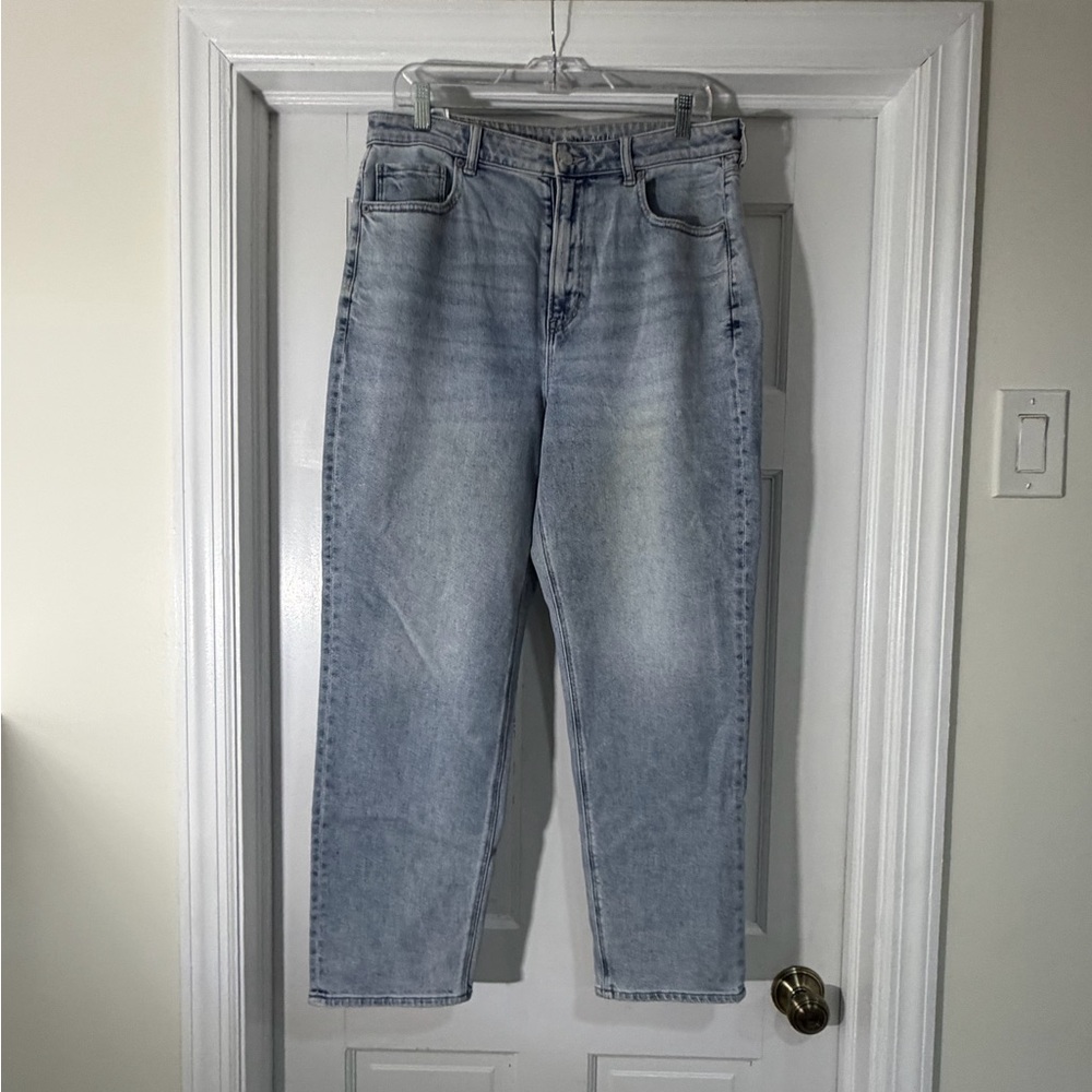 American Eagle Outfitters Light Wash Mom Straight Jeans